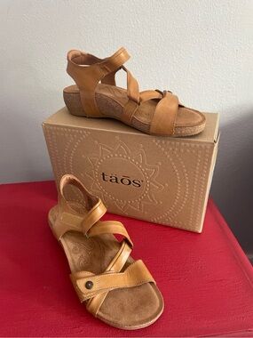 Taos Leather Comfort Sandals 9-9.5 EU 40 Camel Brown New in Box